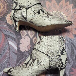 Vince Camuto Size 8 Leather Faux Snakeskin Booties